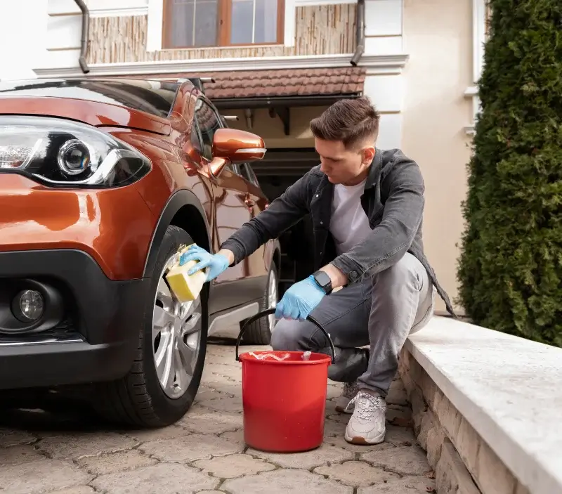 Lavage auto à domicile Ergué-Gabéric : professionnel intervenant sur un véhicule